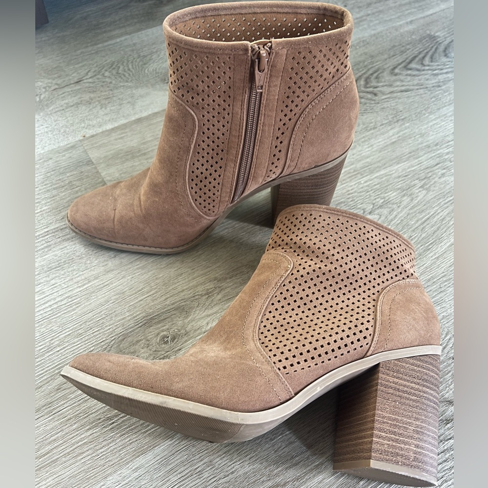 Universal Thread Tan Heeled Boots EUC